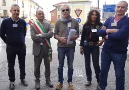 Il sindaco con gli organizzatori di Assoimprese:Da sinistra Paolo Mattalia, Luca Gosso, Duilio Rapino, Alessandra Taricco e Paolo Robasto